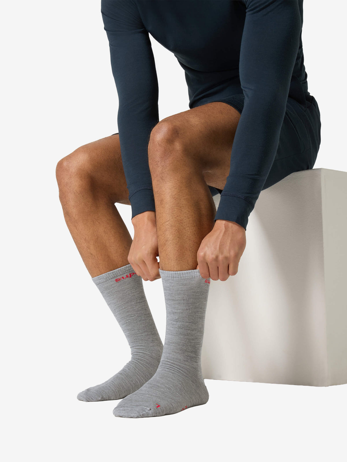 SN All Day Socks 2-pack -merinosukat – yksityiskohta mallin päällä