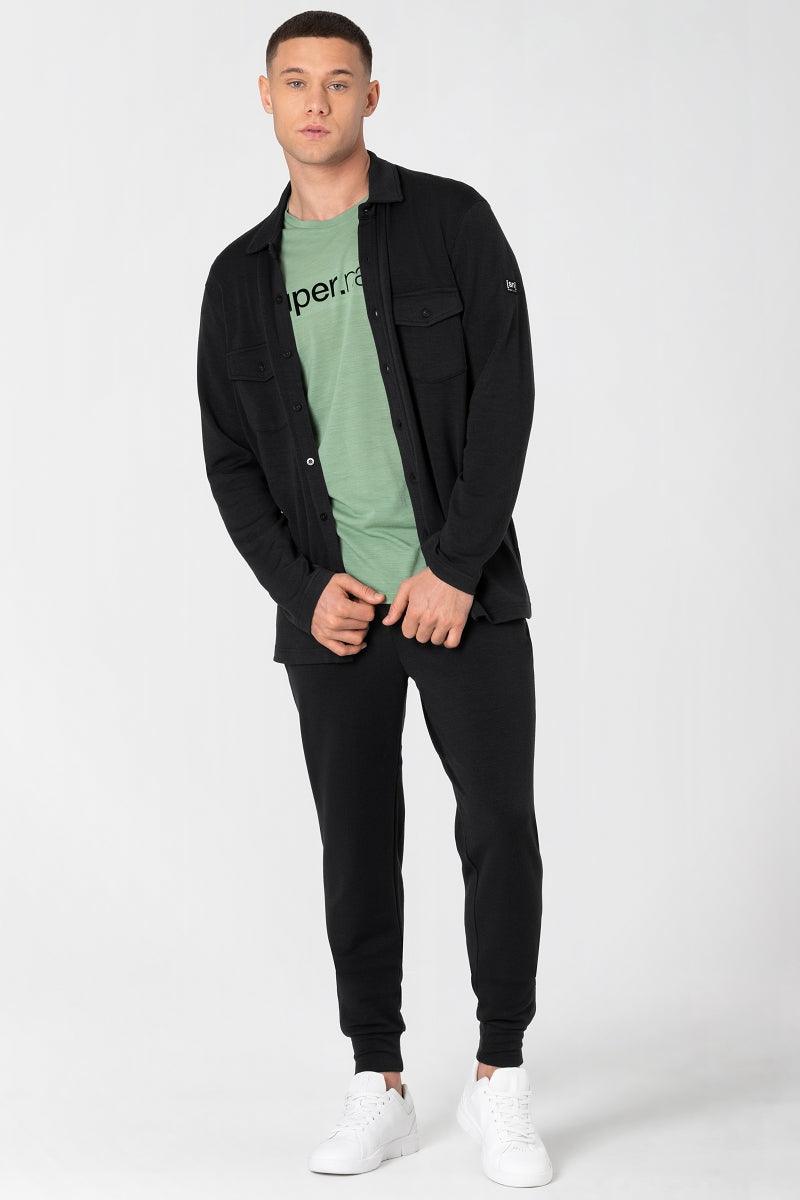 Miesten Adventure Shirt -paita, väri Jet Black – yksityiskohta mallin päällä