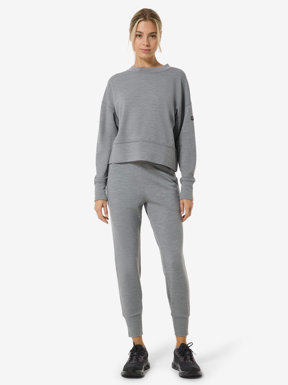 Naisten Krissini Sweater -paita, väri Cashmere Grey Melange – yksityiskohta mallin päällä