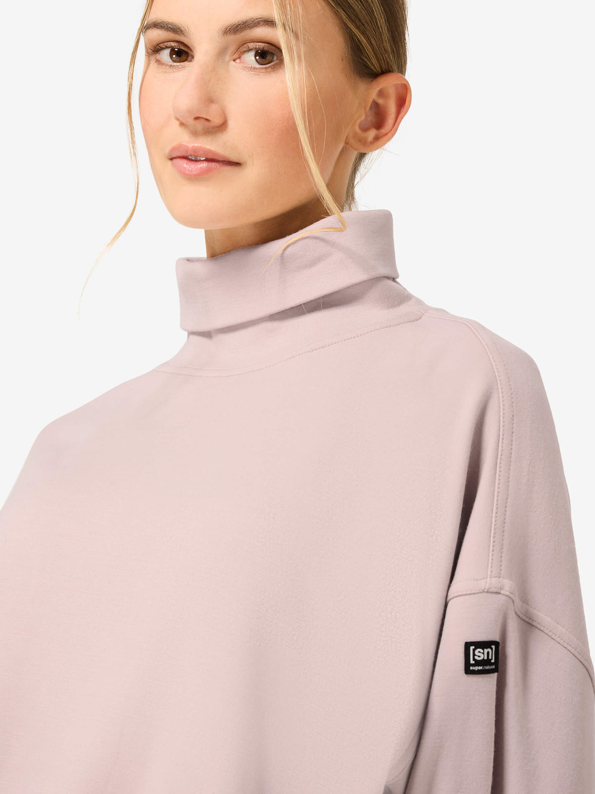 W ROLLING ROLL NECK – yksityiskohta