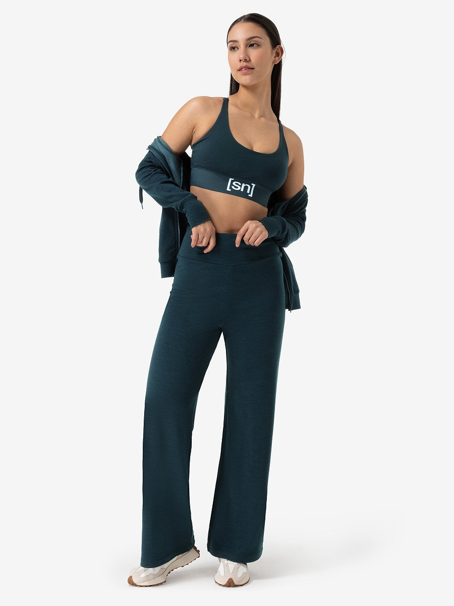 Naisten Comfy Culotte -housut, väri Blueberry – mallin päällä