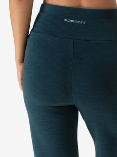 Naisten Comfy Culotte -housut, väri Blueberry – mallin päällä