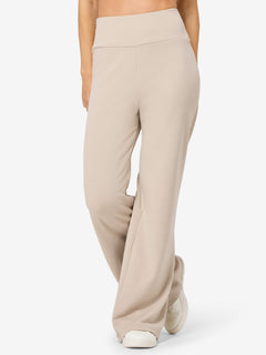 Naisten Comfy Culotte -housut, väri White Pepper – mallin päällä